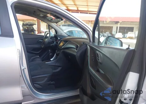 2018 Chevrolet Trax Ls z USA, uszkodzony, nr VIN KL7CJKSB9JB722087